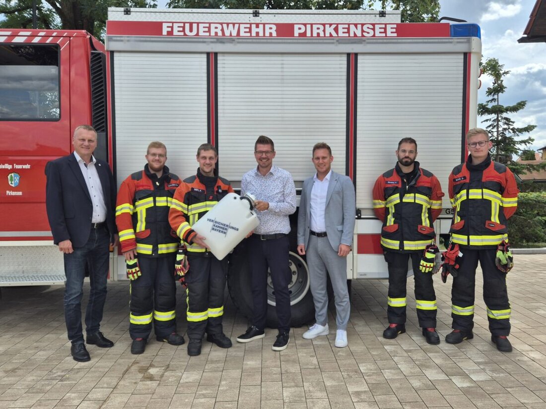 Maxhütte-Haidhof. Die Freiwillige Feuerwehr freut sich über einen neuen Schwimmsauger im Wert von rund 600 Euro, gespendet von der Versicherungskammer Bayern. Das Gerät erhöht die Schlagkraft der Wehr bei Hochwasser und Unwettern.