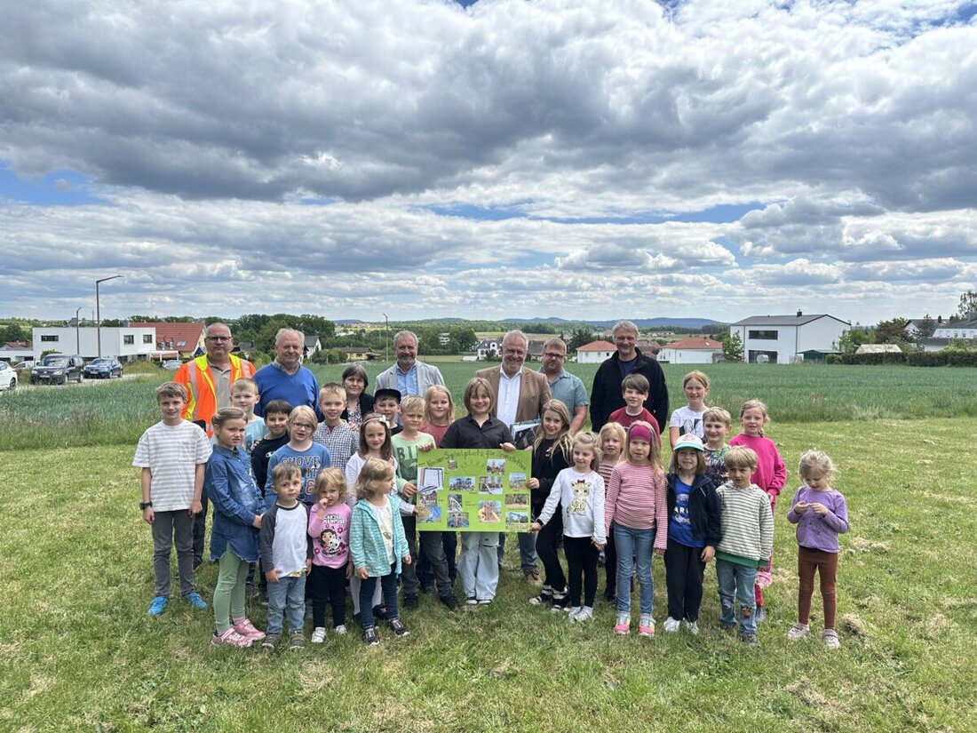 Kronstetten. Der Schwandorfer Ortsteil erhält bis Sommer 2026 einen neuen öffentlichen Spielplatz an der Schlehenstraße, nachdem der bisherige ersetzt werden musste. Kinder und Eltern waren aktiv an der Planung beteiligt, und erste Spielgeräte sollen schon 2025 bestellt werden.