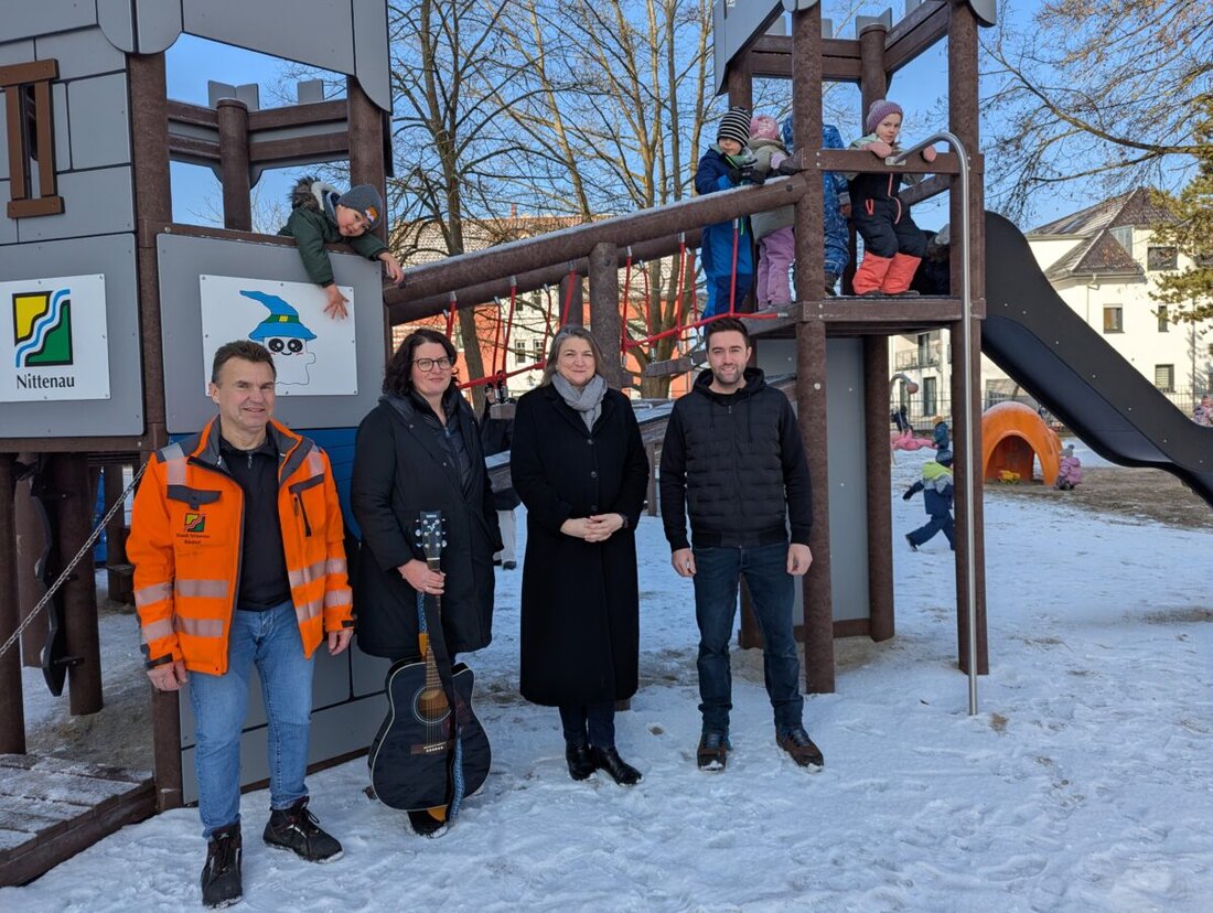 Nittenau. Am 20. Februar 2026 wurde der neue Spielplatz am Rathaus eröffnet; Kletterturm, Rutsche und Nestschaukel sind startklar. 1.214 Menschen stimmten online und beim Bürgerfest, Variante drei gewann. Kosten rund 60.000 Euro.