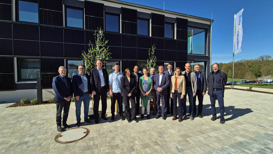 Maxhütte-Haidhof. Die Stadtwerke weihten in Verau ihr neues Verwaltungsgebäude in Holzbauweise mit Photovoltaikfassade ein. Das 1,4 Millionen Euro teure Projekt trägt sich durch eingesparte Mieten und Einnahmen aus Photovoltaik.