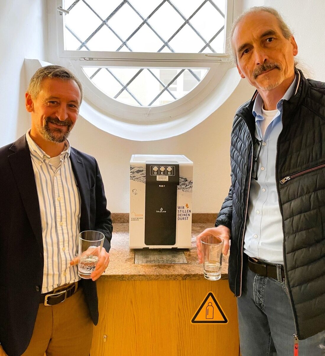 Amberg. Die Dr.-Johanna-Decker-Schule hat dank der Stadtwerke einen neuen Trinkwasserspender. Rund 3.000 € ermöglichen kostenfreies Wasser, gekühlt, still oder mit Kohlensäure, gut für Gesundheit, Leistung und die Umwelt.