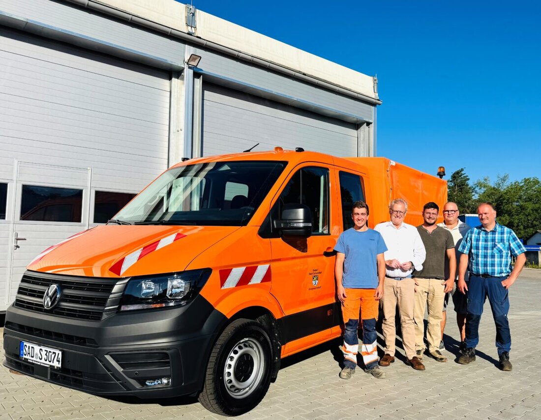 Schwandorf. Der Städtische Bauhof erweitert seinen Fuhrpark um einen VW Crafter mit Pritsche und Planenaufbau. Er ersetzt einen 18 Jahre alten Pritschenwagen und kommt mit 177 PS und rund einer Tonne Nutzlast zum Einsatz.