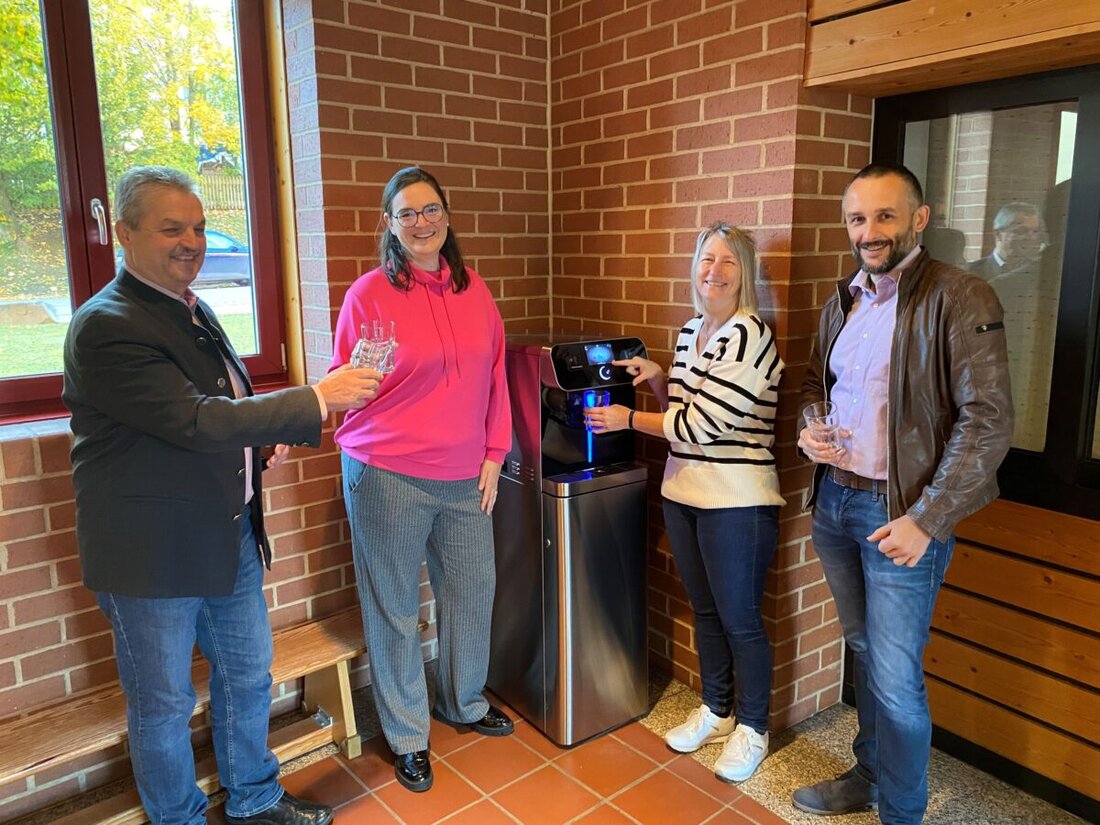 Vohenstrauß. Eine neue Wasserspendestation an der Grundschule ermöglicht Schülern, rund um die Uhr gekühltes Wasser, mit und ohne Kohlensäure, zu trinken, finanziert durch den Förderverein und die Stadt. Das Projekt fördert die Nachhaltigkeit und erleichtert das Tragen von Schulmaterialien, da weniger Getränkevorräte mitgeführt werden müssen.