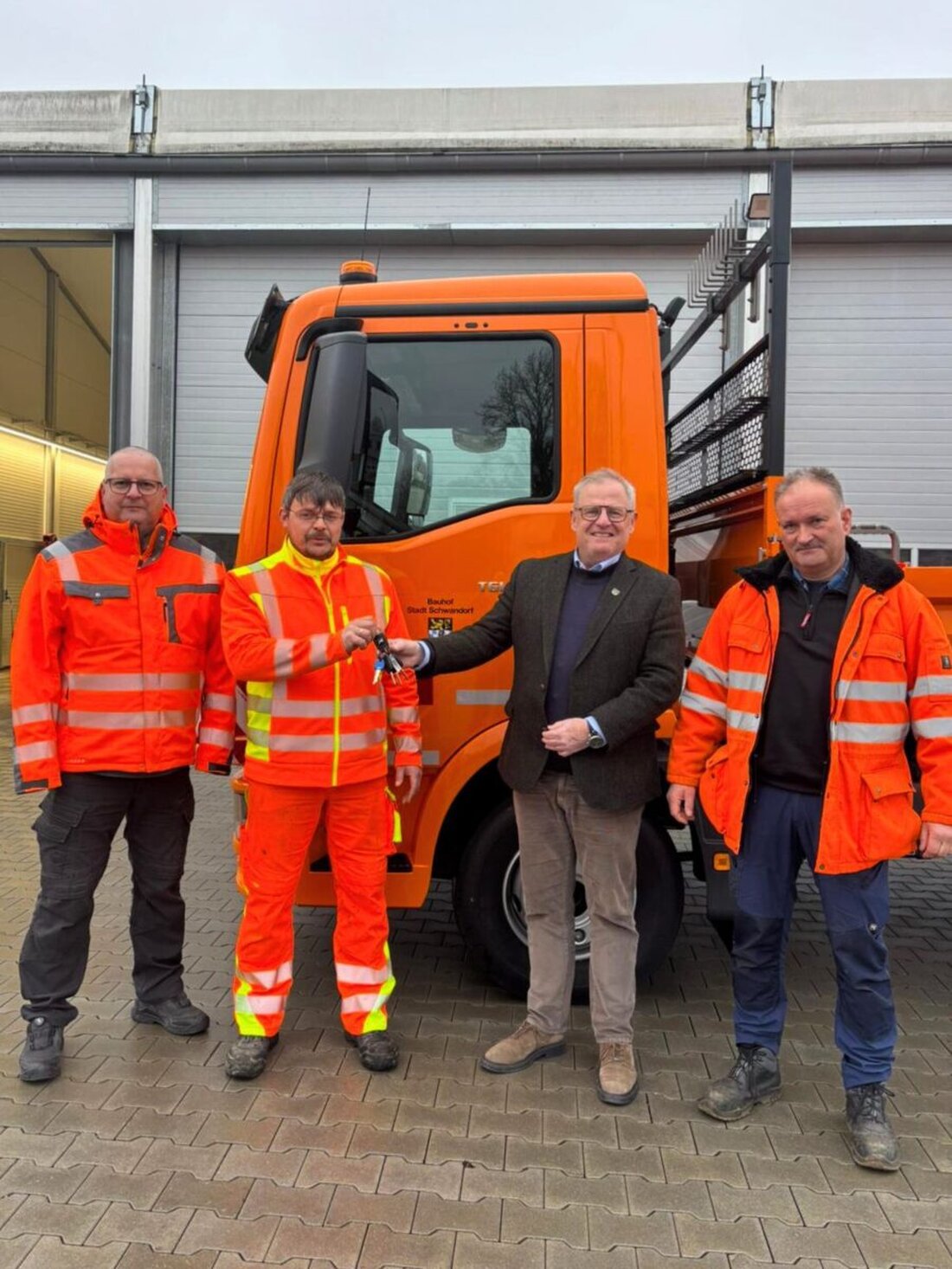 Schwandorf. Der Städtische Bauhof verstärkt seinen Fuhrpark mit einem neuen zwölf-Tonner von MAN. Er leistet 250 PS, erfüllt die Euro-sechs-Abgasnorm und bringt mit dem Meiller-Kipper „Trigenius“ flexible Einsätze im Stadtgebiet.