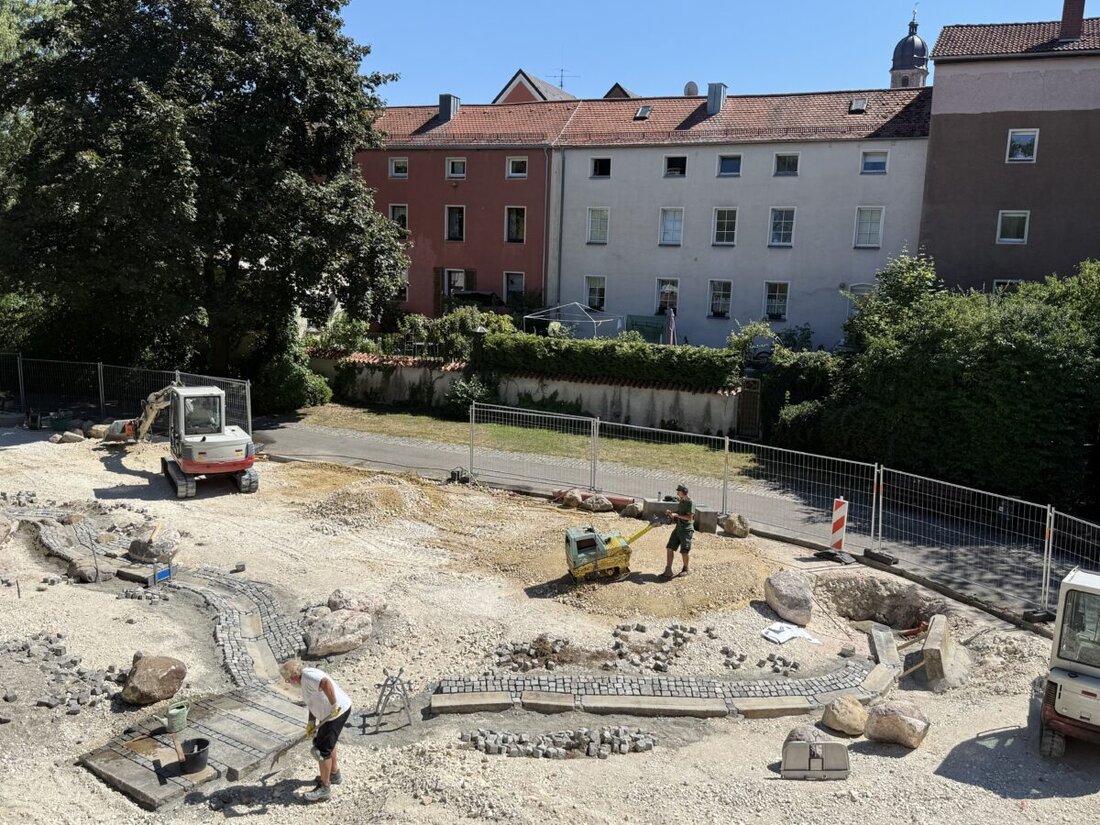 Amberg. Im Stadtgraben entsteht ein inklusiver Wasserspielplatz, der noch vor dem Ende der Sommerferien eröffnen soll. Der Bachlauf ist fast fertig, barrierefreie Elemente bieten künftig allen Kindern und Familien Spielspaß.