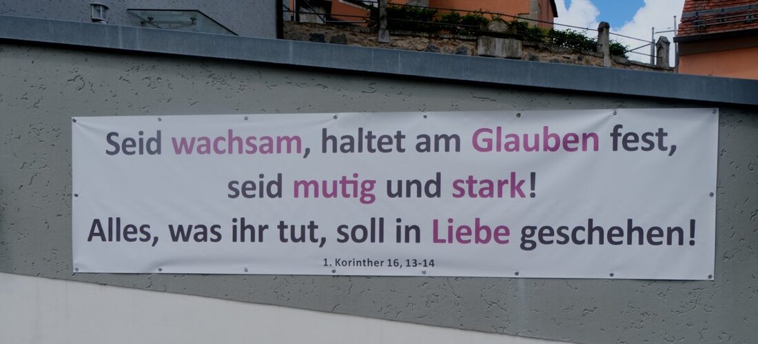 Floß. Ein neues Banner am evangelischen Pfarramt ersetzt nach sechs Jahren das verblasste Bibelwort aus der Corona-Zeit. Pfarrer Wilfried Römischer mahnt darin zu Wachsamkeit, Glauben, Mut, Stärke und Liebe.
