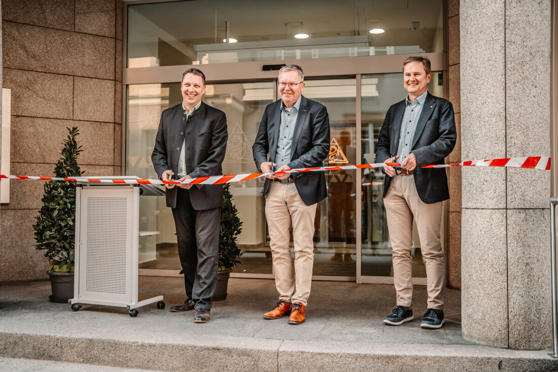 Amberg. Die Stadt hat am 18. März 2026 in der Herrnstraße 1 ihr neues Bürgerbüro eröffnet: barrierefrei, modern, nachhaltig. Es bündelt Dienstleistungen, schafft 30 Arbeitsplätze und bietet künftig eine 24‑Stunden‑Zone.