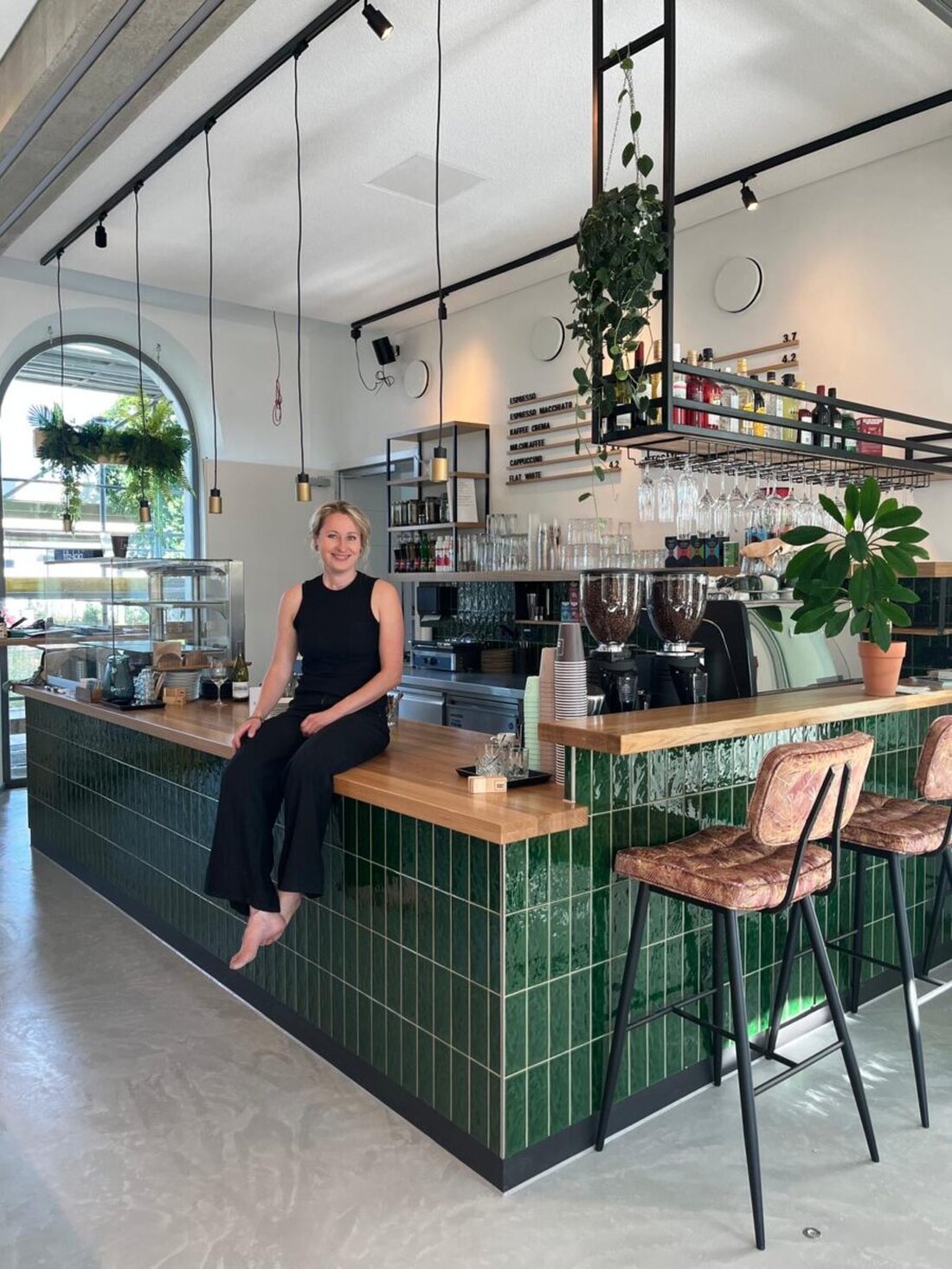 Wiesau. Im Kulturbahnhof eröffnet am 15. Juli das Café Bahn&Bohne von Kristina Konrad – mit Espresso, Wild und Wildkräutern. Geöffnet ab dem Start Mittwoch bis Sonntag von acht Uhr bis 17 Uhr, sonntags zehn bis 14 Uhr Happy-Hour.