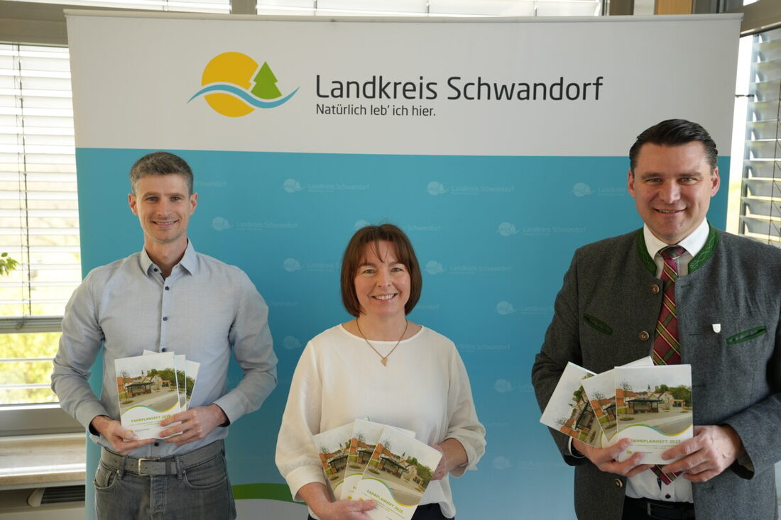 Schwandorf. Der Landkreis Schwandorf stellt das neue ÖPNV-Fahrplanheft vor, welches Neuerungen für verbesserte Mobilität enthält. Es markiert außerdem das 40-jährige Jubiläum der Bürgerbusse in Dieterskirchen und Schönsee.