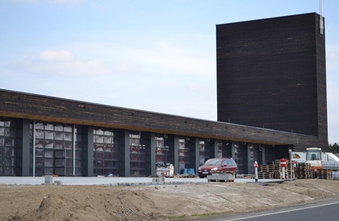 Tirschenreuth. Da scheiden sich die Geister. Die Verantwortlichen feiern es als Vorzeigeobjekt, in den sozialen Medien wird es heftig kritisiert: Das neue Feuerwehrhaus der Kreisstadt polarisiert. Von Udo Fürst Als markanten [&hellip;]