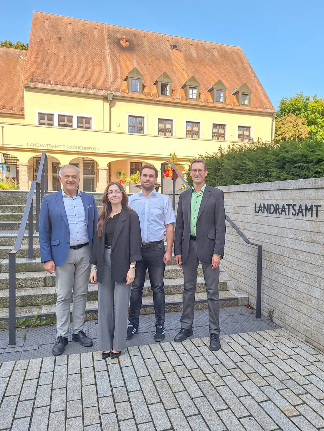 Tirschenreuth. Das Landratsamt Tirschenreuth präsentiert mit Ayla Spiegler, Sebastian Kern und Markus Zapf ein neues Führungsteam. Spiegler leitet die Abteilung 3, Kern und Zapf übernehmen die Abteilungen 2 und 1.