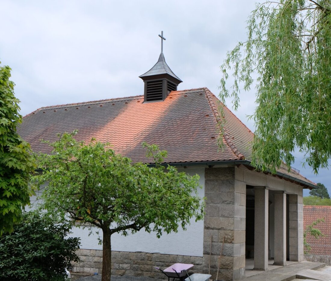 Floß. Das Mesnerhaus in der evangelischen Friedhofanlage erhält eine neue Glocke im Glockentürmchen. Die Geschichte des Gebäudes begann 1946 nach dem Zweiten Weltkrieg.