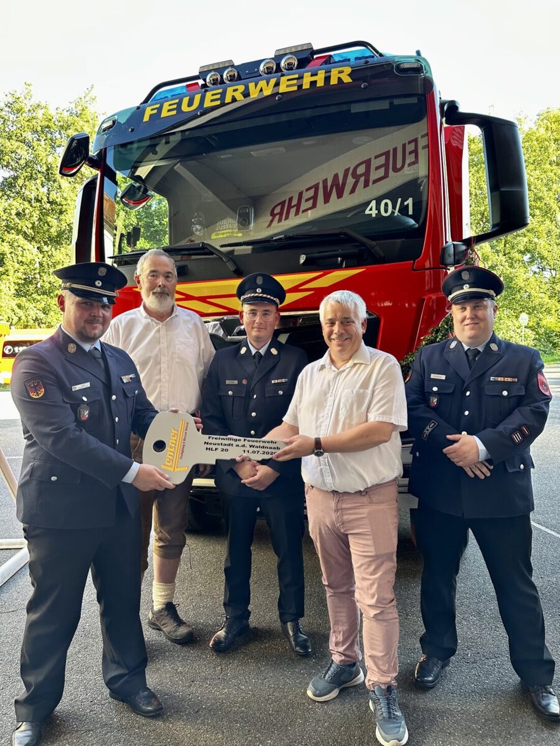 Neustadt/WN. Mit Gottesdienst, Segnung und Festzug hat die Freiwillige Feuerwehr ihr neues Hilfeleistungslöschgruppenfahrzeug HLF 20 in Dienst gestellt. Die Investition von rund 630.000 Euro stärkt die Sicherheit der Bürger.