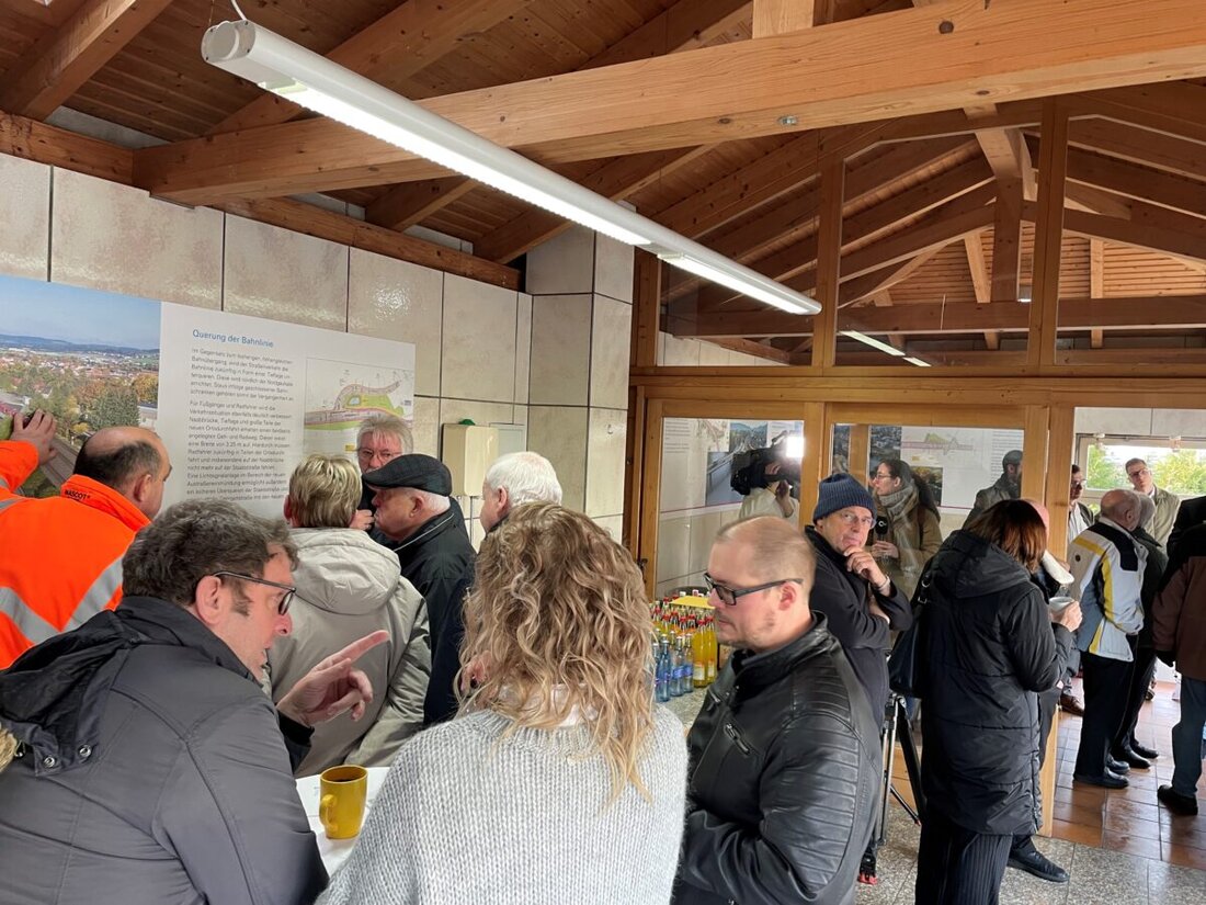 Nabburg. Das neue Infocenter zur Beseitigung des Bahnübergangs wurde eingeweiht, um die Altstadt zu entlasten. Bauarbeiten beginnen noch dieses Jahr, mit ersten Bauabschnitten ab 2026.