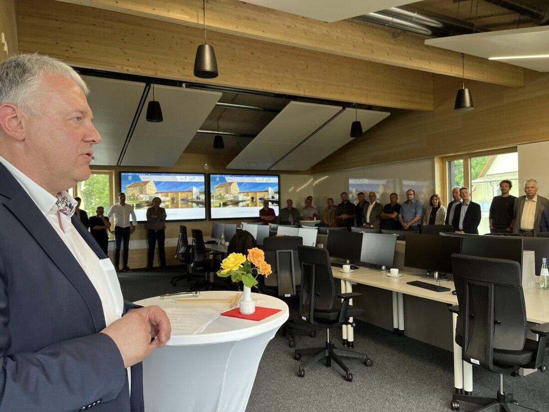 Amberg-Sulzbach. Der Landkreis hat ein neues Katastrophenschutz-Gebäude für 7,3 Millionen Euro eröffnet, um zukünftige Katastrophen besser koordinieren zu können. Das Gebäude verfügt über moderne Büros, multifunktionale Flächen und ein Materiallager, unterstützt durch Notstrom und fortgeschrittene Technik.