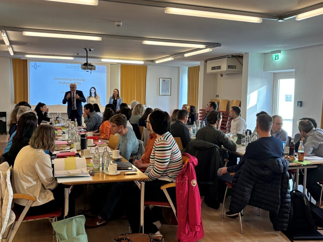 Burglengenfeld. Das neue Namensrecht war Hauptthema bei einer Dienstbesprechung mit 40 Standesbeamten aus dem Kreis Schwandorf, es tritt im Mai 2025 in Kraft.