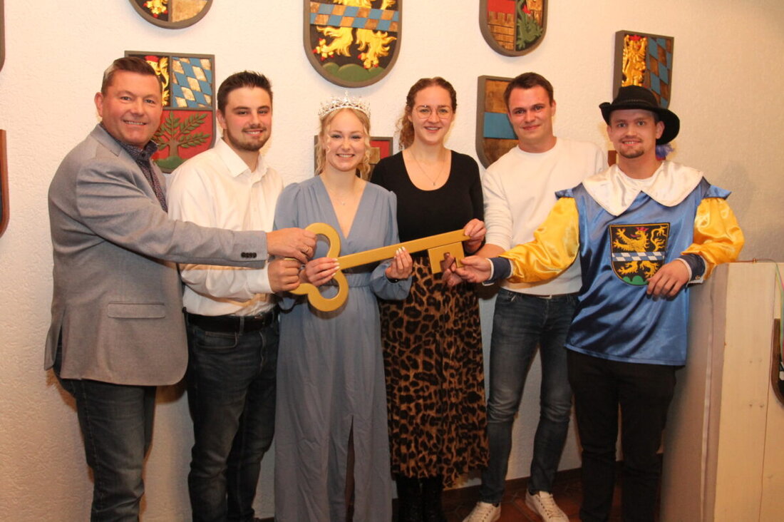 Pleystein. Prinz Fabian I. und Prinzessin Janine I. übernehmen die Regentschaft im Pulverland: Proklamation am Samstag, 15. November, um 17.17 Uhr im Rathaus. Bürgermeister Rainer Rewitzer übergibt symbolisch den Schlüssel.