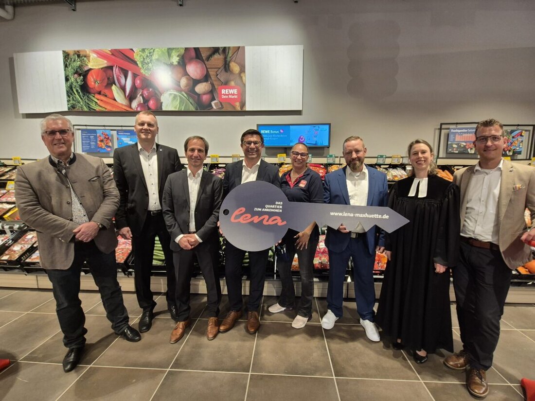 Maxhütte-Haidhof. Der neue REWE-Markt Mück wurde Anfang Mai mit zahlreichen Ehrengästen feierlich eröffnet und schafft rund 100 neue Arbeitsplätze. Neben einem breiten Sortiment und Produkten heimischer Erzeuger, übernimmt der Markt auch die Postfiliale und wurde für seine nachhaltige Bauweise ausgezeichnet.