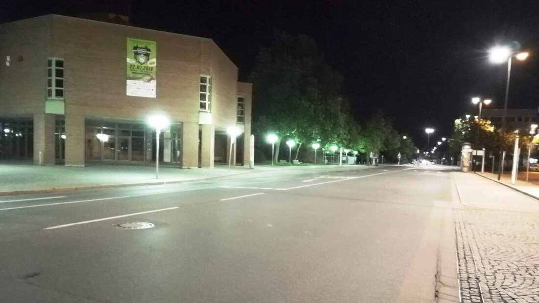Weiden. Eine Ampel in Weiden gerät unfreiwillig auf die schiefe Bahn – die Polizei sucht den Unfallverursacher.  Die Polizei Weiden ist derzeit auf der Suche nach einem Verkehrsteilnehmer, der eine [&hellip;]
