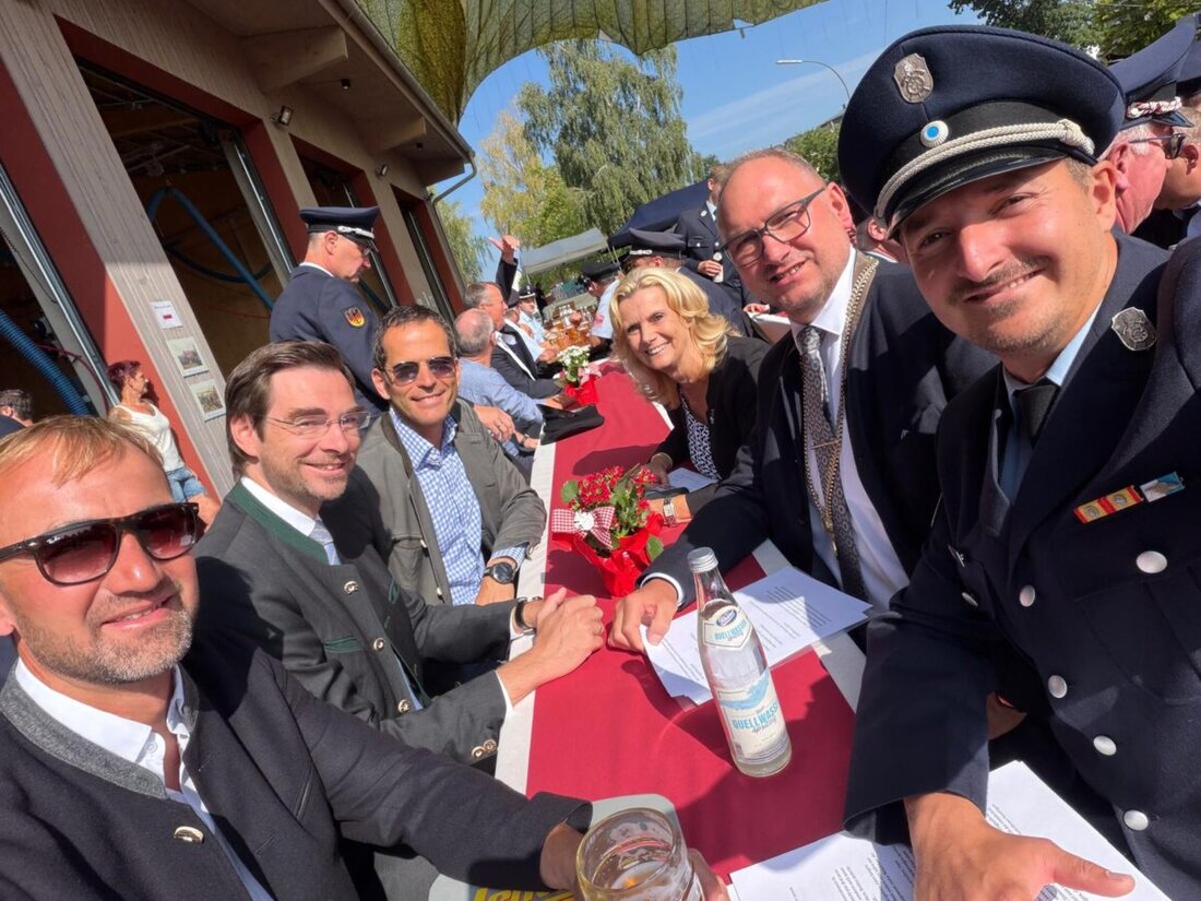 Mantel. Die Freiwillige Feuerwehr feiert Einweihung des erweiterten Feuerwehrhauses, drei neue Einsatzfahrzeuge samt CBRN‑Erkunder und 50 Jahre Jugendfeuerwehr. Bund und Freistaat unterstützen kräftig, Albert Rupprecht lobt.