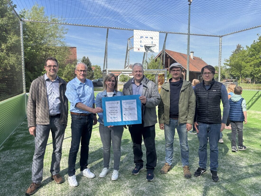 Hahnbach. Ein neuer Spielplatz für Soccer und Basketball wurde eingeweiht, finanziert durch das EU-Förderprogramm LEADER, mit Gesamtkosten von 105.000 Euro.