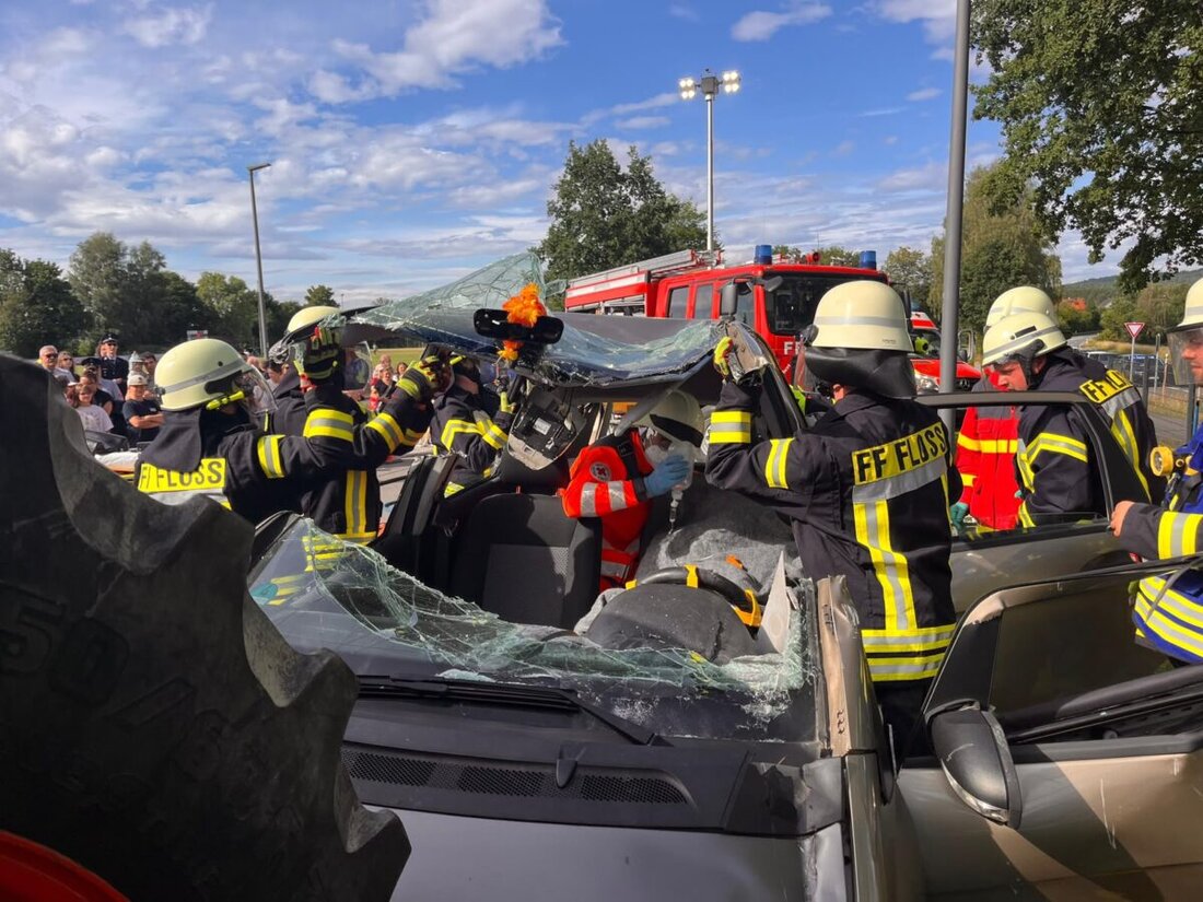 Floß. Beim Floriansfest der Feuerwehr ist das neue Wechselladerfahrzeug „Florian Floß 36/1“ in einer ökumenischen Andacht gesegnet worden, zahlreiche Gäste nutzten die Chance zur Besichtigung.