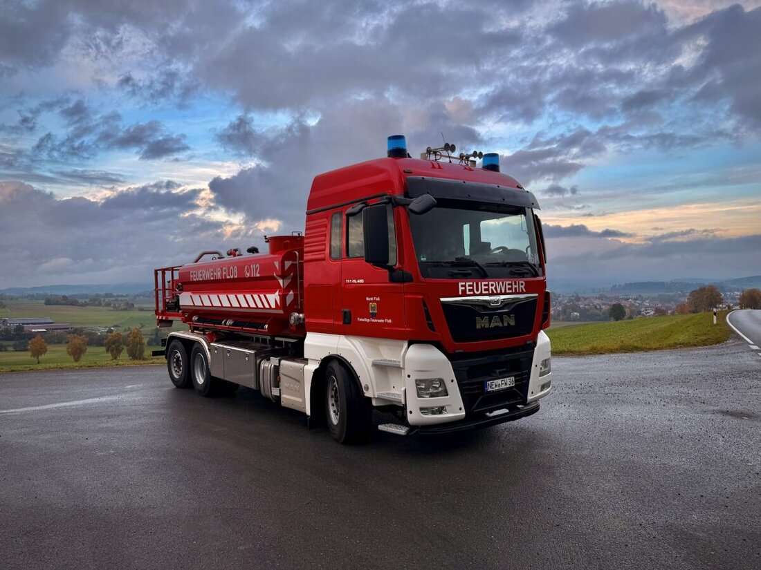 Floß. Die Feuerwehr hat das Wechselladerfahrzeug „Florian Floß 36/1“ in den Einsatzdienst übernommen. Mit 11.000 Litern Wasser stärkt es die Löschwasserversorgung. Gebraucht beschafft und in Eigenleistung modernisiert.