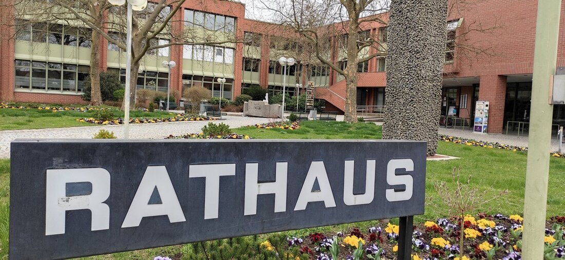 Weiden. Die Haushaltssperre zeigt Wirkung: Die Stadt Weiden rechnet mit Einsparungen von bis zu 2,5 Millionen Euro und hofft inzwischen auf einen positiven Jahresabschluss. Doch im Stadtrat sorgte der Zwischenbericht von Oberbürgermeister Benjamin Zeitler (CSU) trotzdem für Unmut. Vor allem die SPD vermisste konkrete Zahlen.