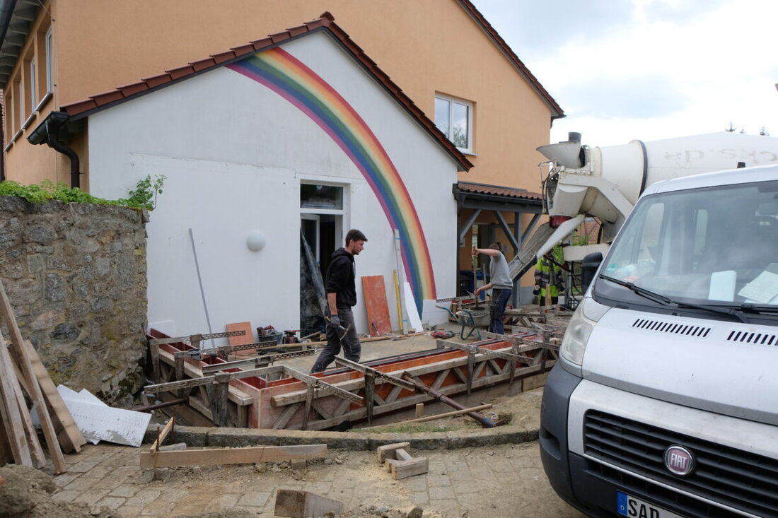 Floß. Der Haupteingang des Kindergartens „Unterm Regenbogen“ wird erweitert und saniert, inklusive eines neuen Abstellraums. Ein Apfelbaum wurde für die Bauarbeiten versetzt.