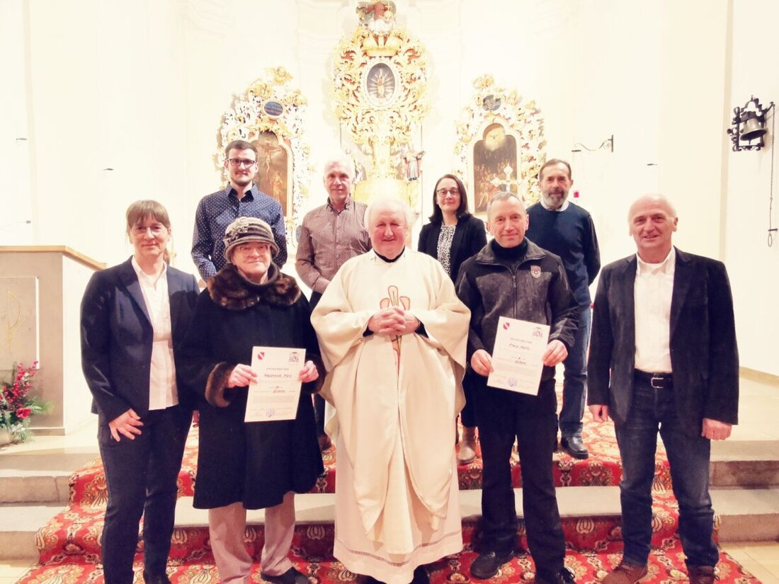 Eslarn. Die Kirchenverwaltung verabschiedet zwei langjährige Mitglieder und begrüßt neue, wobei ehrenamtliches Engagement als unverzichtbar betont wird. Der Fokus liegt aktuell auf der Erweiterung der Kinderkrippe, und die Gemeinschaft dankt für die Zusammenarbeit.