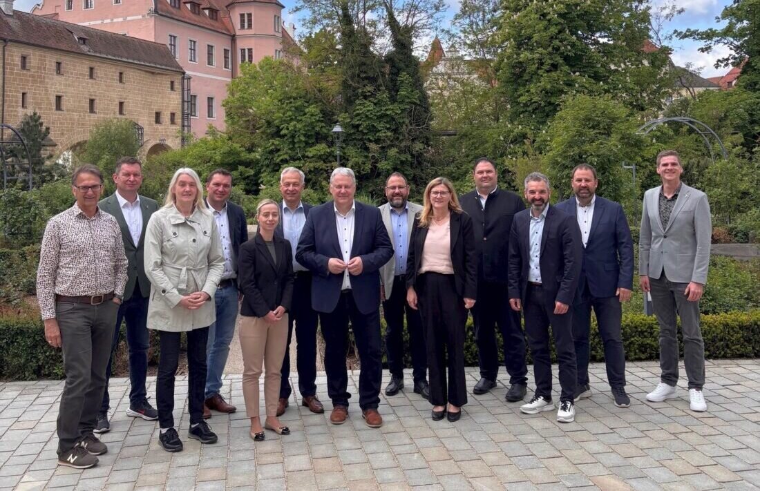 Amberg-Sulzbach. Landrat Richard Reisinger lud neu gewählte erste Bürgermeisterinnen und Bürgermeister zum Kennenlerntermin ins Landratsamt ein. Sie lernten die Abteilungsleitungen kennen, um Zusammenarbeit zu stärken.