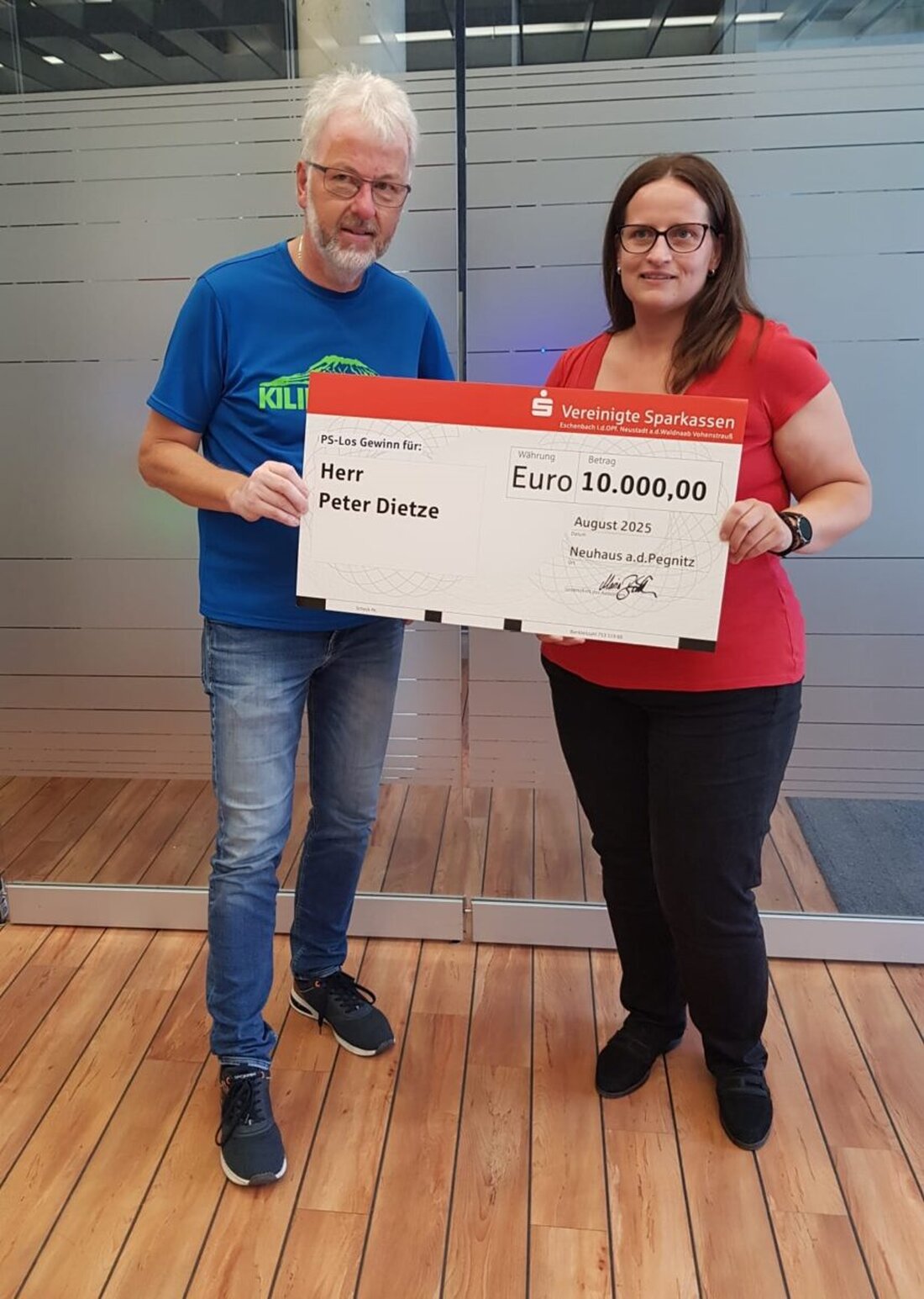 Neuhaus. Ein Sparkassenkunde gewann beim PS-Sparen 10.000 Euro. Insgesamt freuten sich 1.493 Kunden über Gewinne von 20.395 Euro.