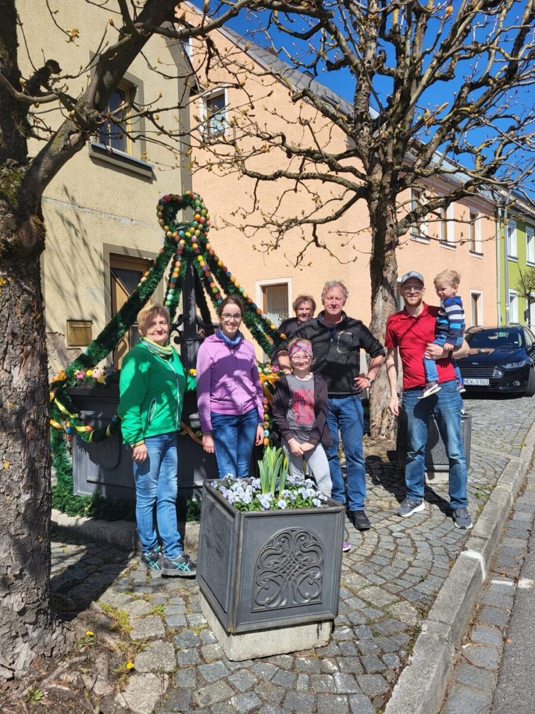 Neuhaus. Am Wochenende schmückte eine kleine Delegation von kleinen und großen Siedlern zum vierzigsten Mal den Osterbrunnen in Neuhaus.