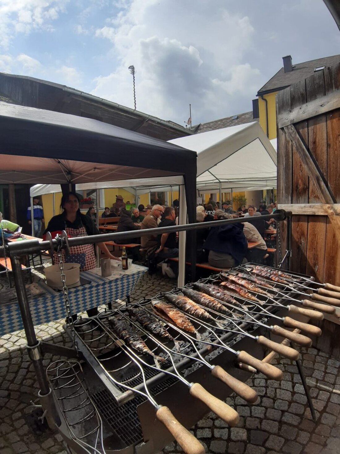 Neuhaus. Vom 14. bis 15. Juni findet das traditionelle Fischerfest mit gegrillten Makrelen, geräucherten Forellen und Karpfen sowie Karpfenburgern statt. Es gibt Unterhaltung durch "Lumpi´s" und Alphornbläser sowie Kinderaktivitäten.