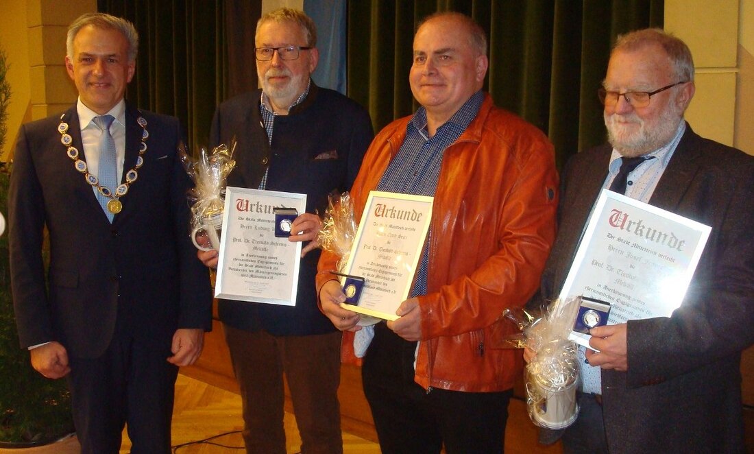 Mitterteich. Es war Roland Grillmeiers letzter Neujahrsempfang als Bürgermeister. Nach 18 Jahren legt er sein Amt ab und dankt für die gute Zusammenarbeit – es gibt aber auch Kritik.  Von [&hellip;]