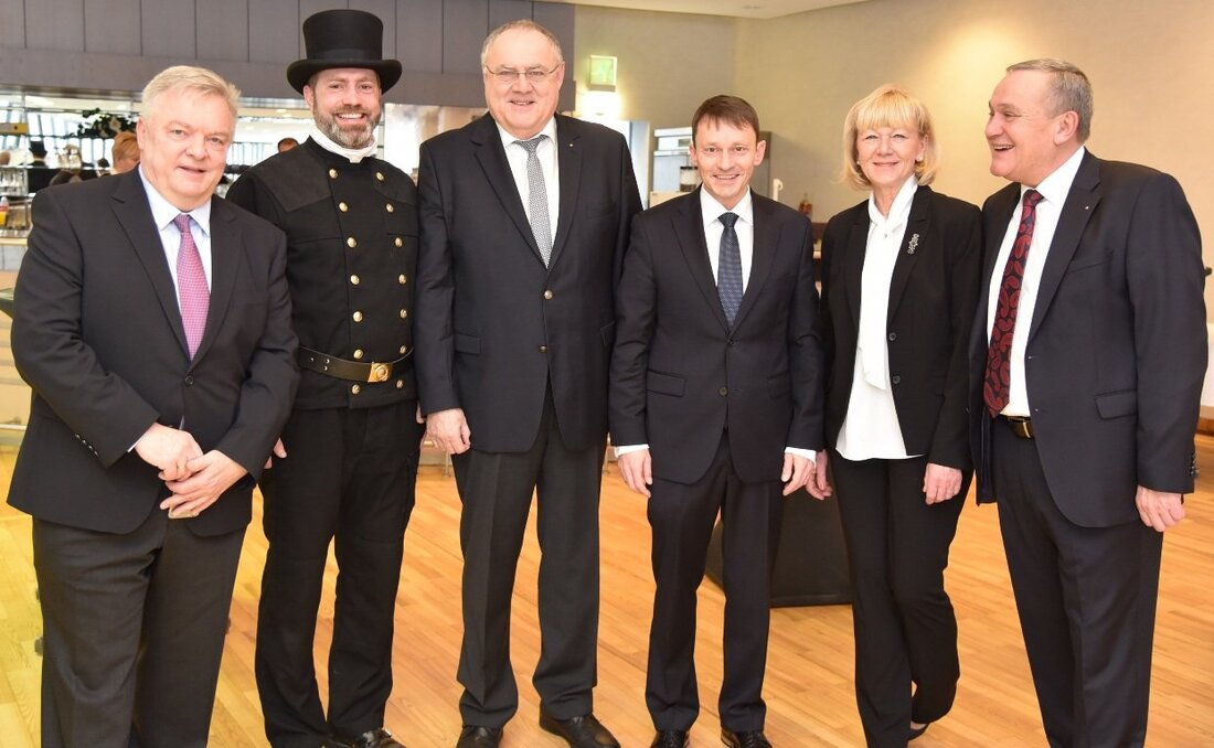Weiden. Die Stadt Weiden hatte zum traditionellen Neujahrsempfang in die Max-Reger-Halle eingeladen. Oberbürgermeister Kurt Seggewiß mit Gattin Maria, die beiden Bürgermeister Jens Meyer und Lothar Höher, sowie Kaminkehrermeister Eka Reber [&hellip;]
