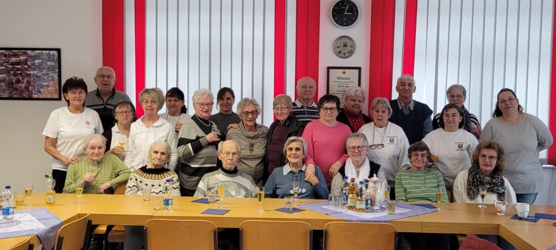 Neustadt am Kulm. Am 29. Januar 2026 lud die BRK-Bereitschaft zum Neujahrsempfang ins Café Zeitlos ein; trotz schlechten Wetters kamen viele, sangen, spielten und genossen Kaffee und Kuchen in geselliger Runde.