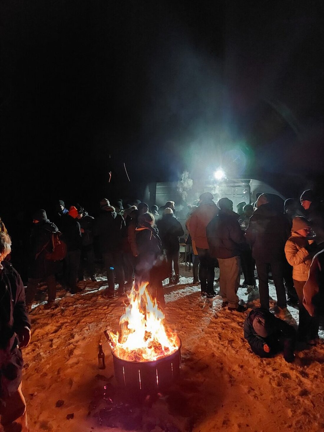 Eslarn. 55 Teilnehmer folgten der traditionellen Neujahrswinterwanderung der Schützengesellschaft Hubertus bei Schnee und Fackelschein. Die Route war neun Kilometer lang und bot Glühwein. Ziel war das Gasthaus in Saubersrieth.