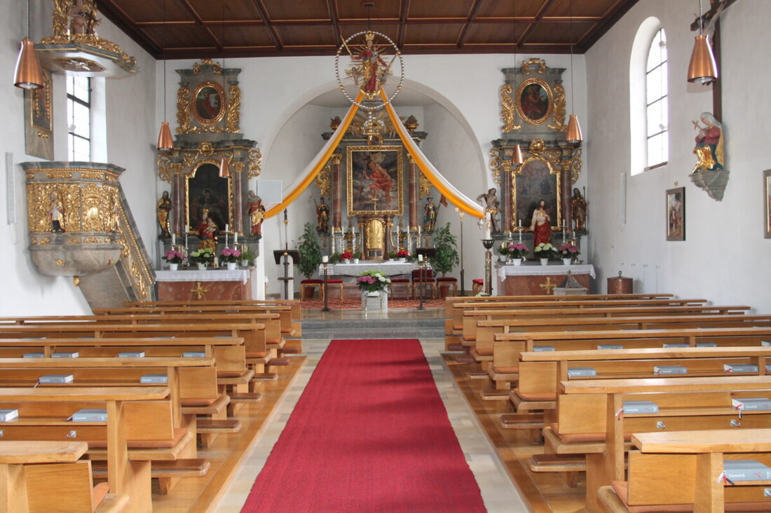 Neukirchen zu St. Christoph. Pfarrer John Subash Vincent würdigt die Arbeit der Kirchenverwaltung und ruft zur Teilnahme an der Briefwahl am 24. November auf, bei der vier Mitglieder gewählt werden.