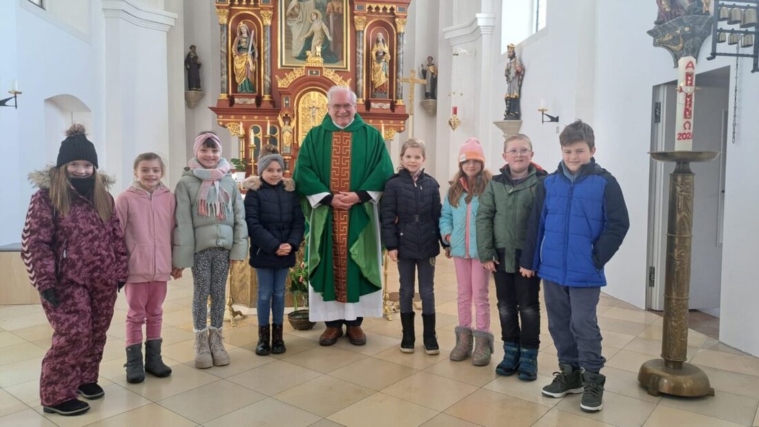 Leuchtenberg. Neun Kommunionkinder stellten sich beim Vorstellungsgottesdienst in der Pfarrkirche St. Margareta vor. Pfarrer Gerhard Pausch hielt eine ermunternde Predigt unter dem Motto „Kommt her und esset“.