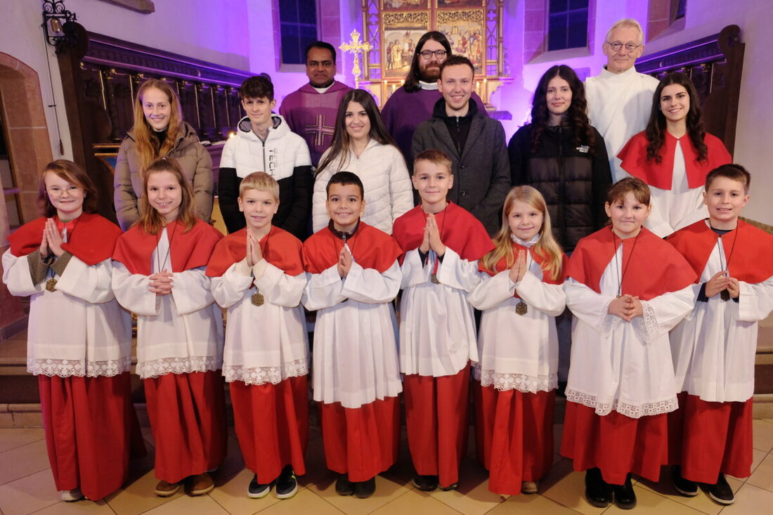 Eschenbach. Neun junge Leute traten am Vorabend des 1. Advent der Ministranten-Schar der Pfarrei St. Laurentius bei, während sechs langjährige Ministranten verabschiedet wurden.