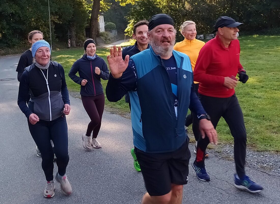 Weiden. Bereits zum neunten Mal fand kürzlich der traditionelle Zoigllauf der DJK Weiden statt. Unter dem Motto „Gemeinsam unterwegs, sportlich und gemütlich“ machten sich Läuferinnen, Läufer und Walkerinnen auf den Weg von Weiden zum „Schafferhof“ in Neuhaus.