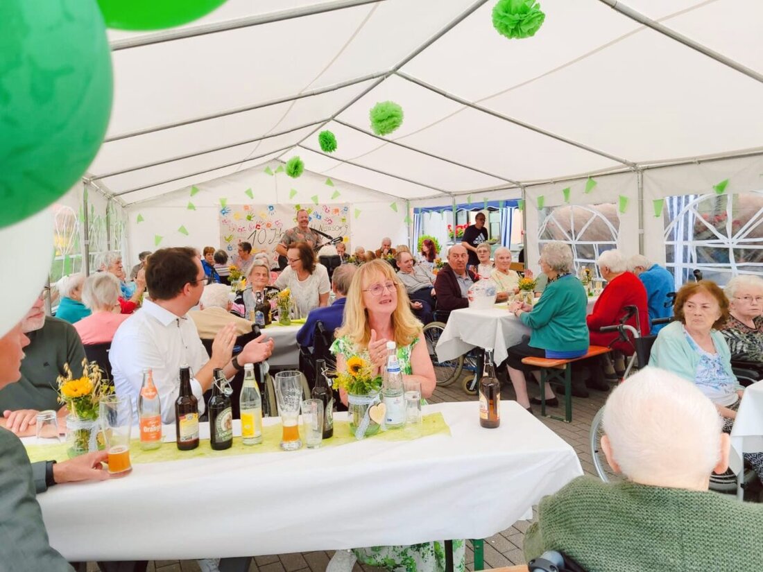 Neusorg. Am Freitag feierte das Senioren Servicehaus sein zehnjähriges Bestehen mit einem bunten Fest für Bewohner, Angehörige, Mitarbeiter und Gäste aus der Region. Die Jubiläumsveranstaltung war ein voller Erfolg und sorgte bei allen Beteiligten für große Begeisterung – besonders die Bewohner des Hauses zeigten sich erfreut über das liebevoll gestaltete Programm.