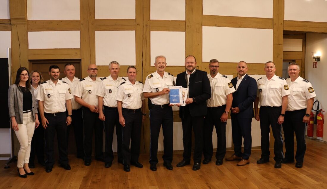 Neustadt/WN. Am 10. Juli trafen sich die Verantwortlichen von Polizei und Landratsamt zum jährlichen Sicherheitsgespräch des Landkreises mit dem Polizeipräsidium Oberpfalz. Hierbei wurde der Sicherheitsbericht über das vergangene Jahr vorgestellt und sich gemeinsam zu aktuellen Themen und Herausforderungen ausgetauscht.