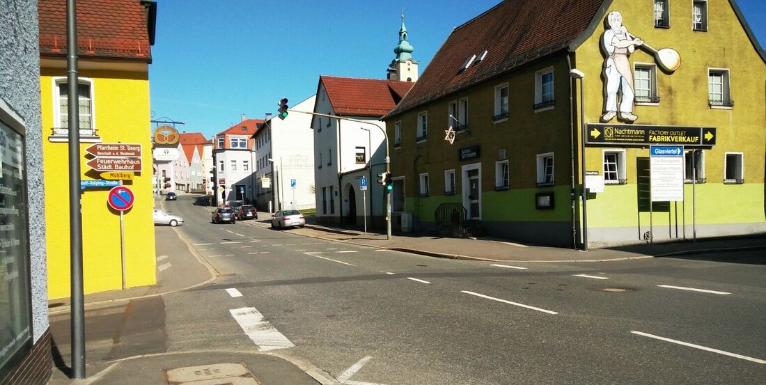 Neustadt/WN. Ein Autofahrer bemerkte eine Joggerin zu spät und fuhr die Frau an. Die Neustädterin musste wegen einer Platzwunde ins Klinikum gebracht werden.  Gestern, gegen 11.55 Uhr, wollte eine Joggerin, [&hellip;]
