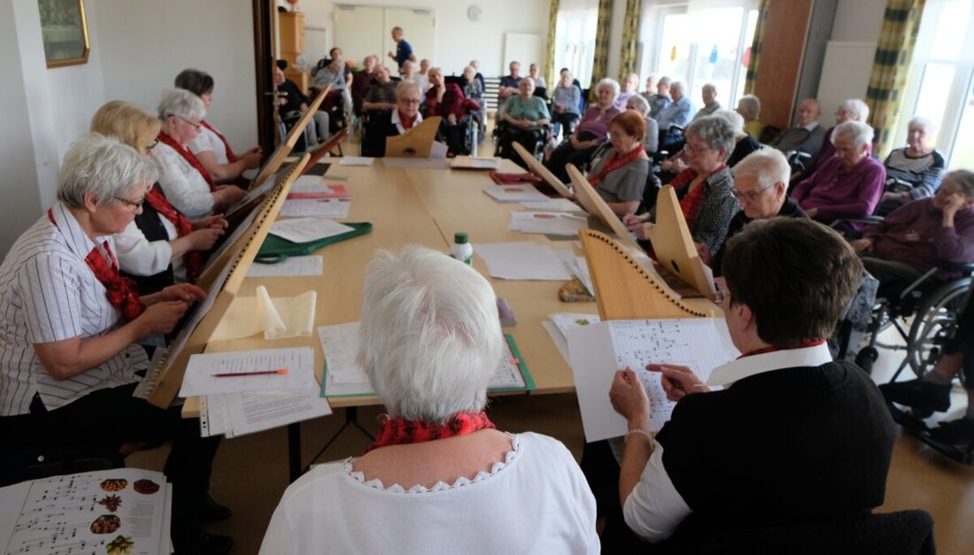 Floß. Eine Veeh-Harfen-Gruppe begeisterte mit einer "Musikalischen Reise um die Welt" die Heimbewohner von "Am Reiserwinkel".