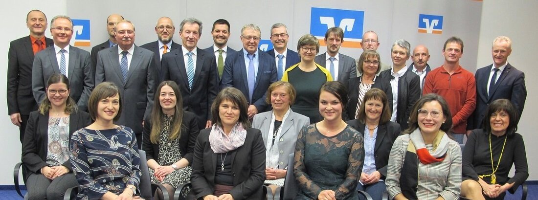 Vohenstrauß. Die Raiffeisenbank Neustadt-Vohenstrauß eG ehrte langjährige Mitarbeiter. Zusammen kommen die 25 Geehrten auf stolze 695 Jahre Betriebszugehörigkeit. 25 Mitarbeiter aus Bank und Warenbetrieb begrüßte Direktor Karl Völkl von der [&hellip;]