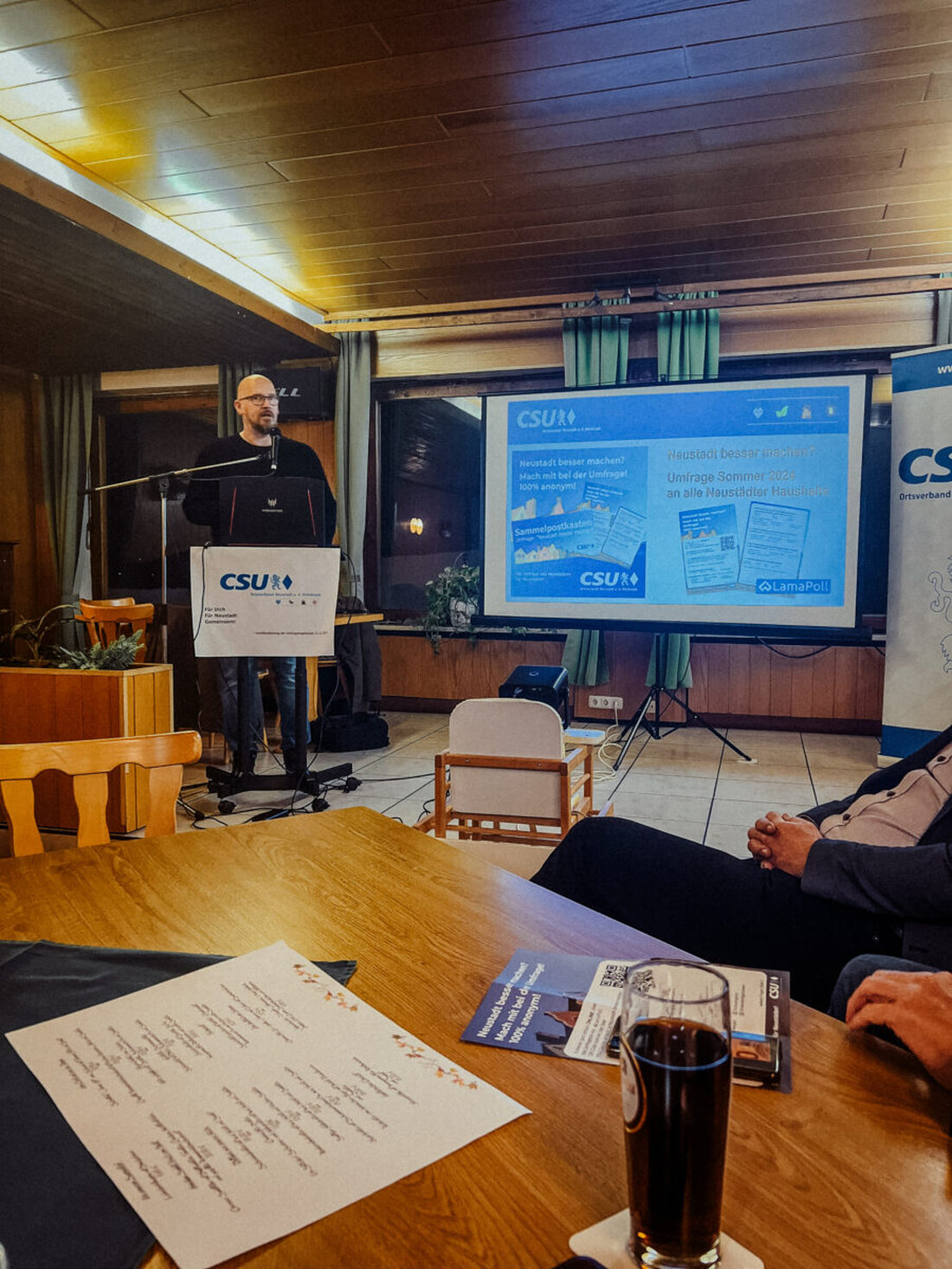 Neustadt. Die CSU Neustadt präsentierte die Ergebnisse einer Bürgerumfrage, die Verbesserungen wie Straßensanierungen und eine Neustadt-App fordert. Weniger als 30 Personen erschienen zur Präsentation, doch die Ergebnisse sollen in die zukünftige Stadtentwicklung einfließen.