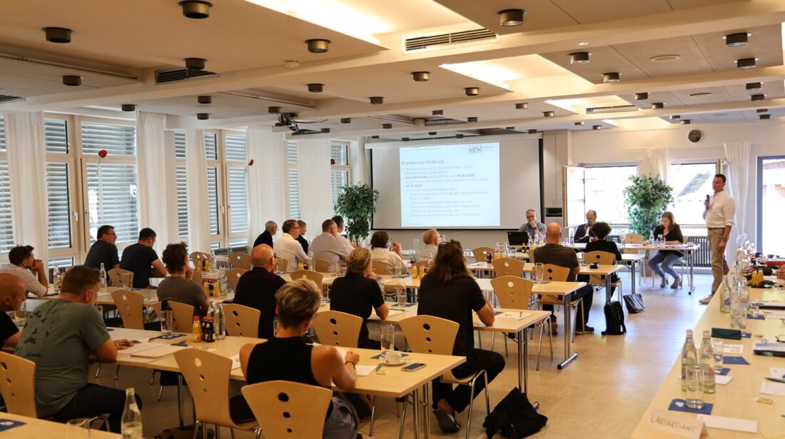 Neustadt/WN. „Wir sind keine Gegner, sondern direkte Kooperationspartner – und das gemeinsame Ziel sind effiziente Baugenehmigungsverfahren“ fasste Landrat Andreas Meier in seiner Begrüßung zusammen. Er freute sich, dass der Einladung des Bauamtes des Landratsamtes Neustadt/WN zahlreiche Vertreterinnen und Vertreter von Planungsbüros gefolgt sind.