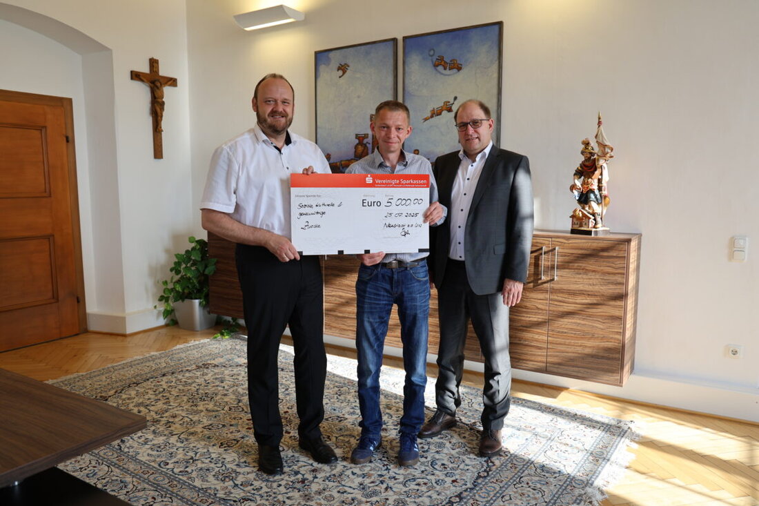 Neustadt/WN. Landrat Andreas Meier und Johann Zach von den Vereinigten Sparkassen überreichten dem FC Kaltenbrunn einen Scheck über 5.000 Euro für den Bau einer neuen Sport- und Begegnungsstätte.